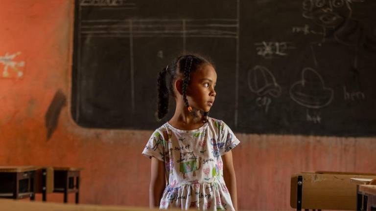 Fátima, una niña de 6 años de Jartum, en un aula vacía del espacio de aprendizaje seguro apoyado por UNICEF en el estado de Kassala, Sudán.