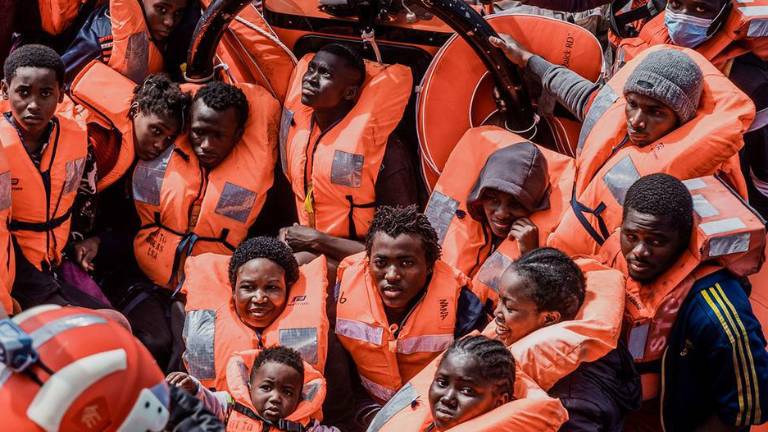 Migrantes rescatados frente a las costas de Libia por la ONG SOS Méditerranée.