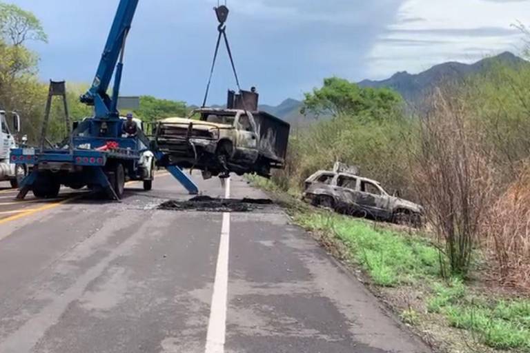 Localizan camionetas blindadas calcinadas tras presunto enfrentamiento en límites de Elota y Cosalá