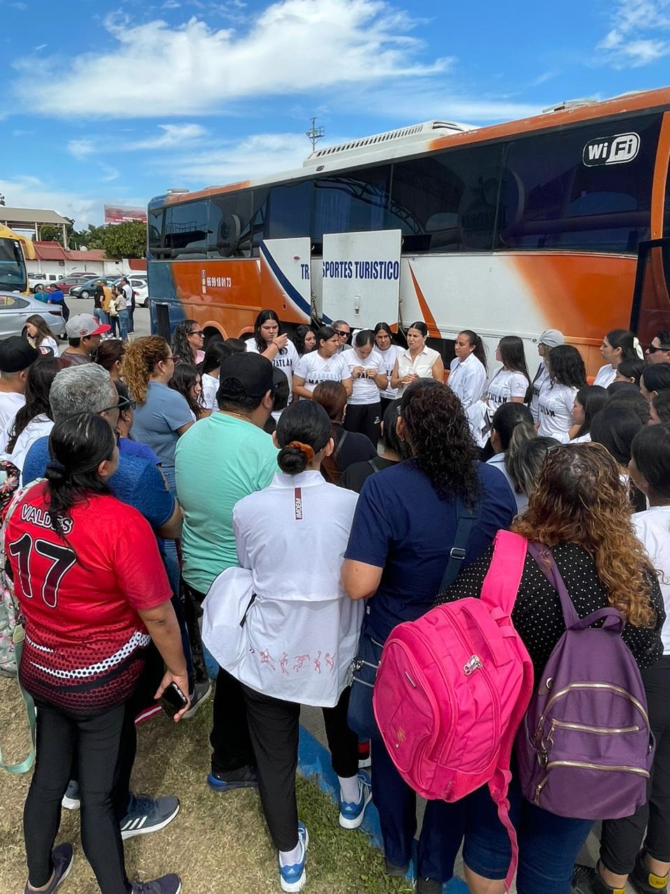$!Llenas de ilusiones, parten delegaciones de softbol y voleibol de Mazatlán al estatal