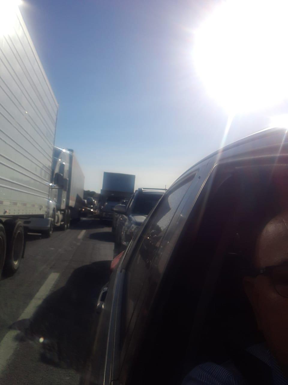 $!Se satura Autopista Mazatlán-Culiacán por falta de luz