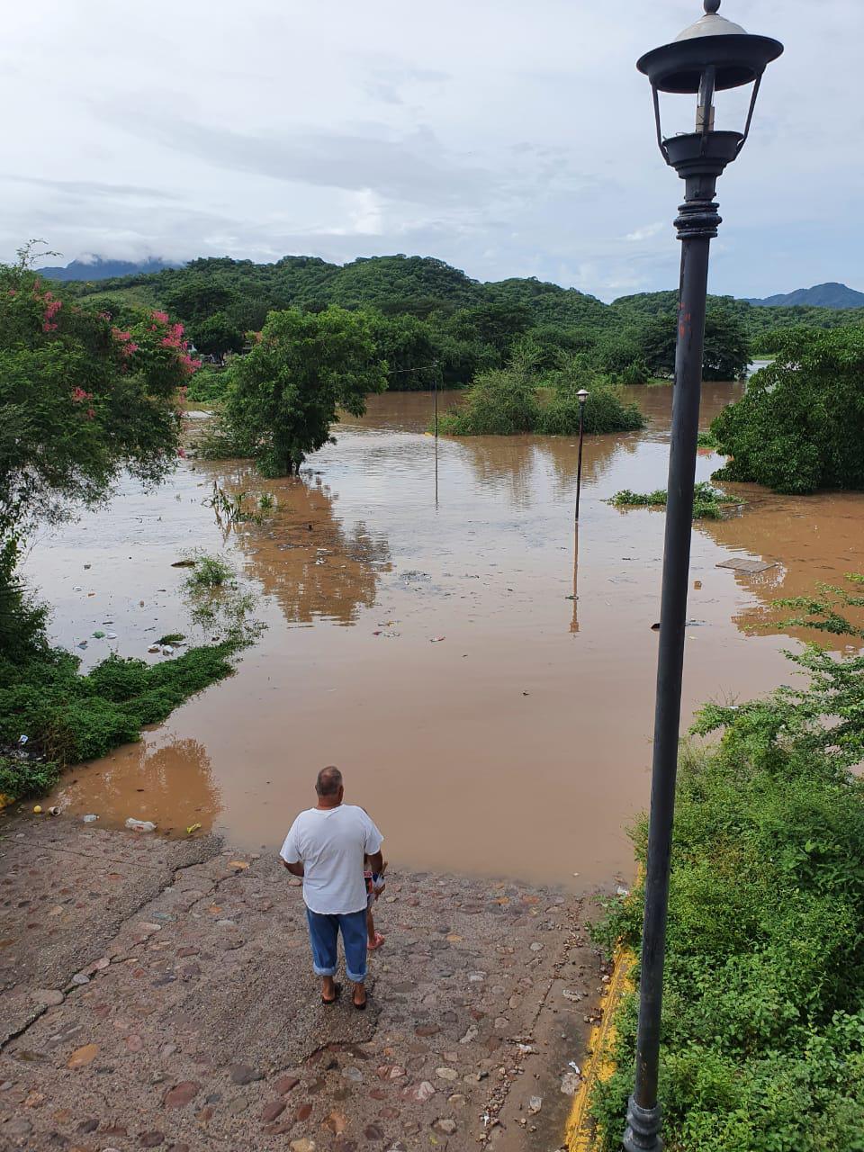 $!En Rosario reportan que tras las lluvias se desborda el Río Baluarte