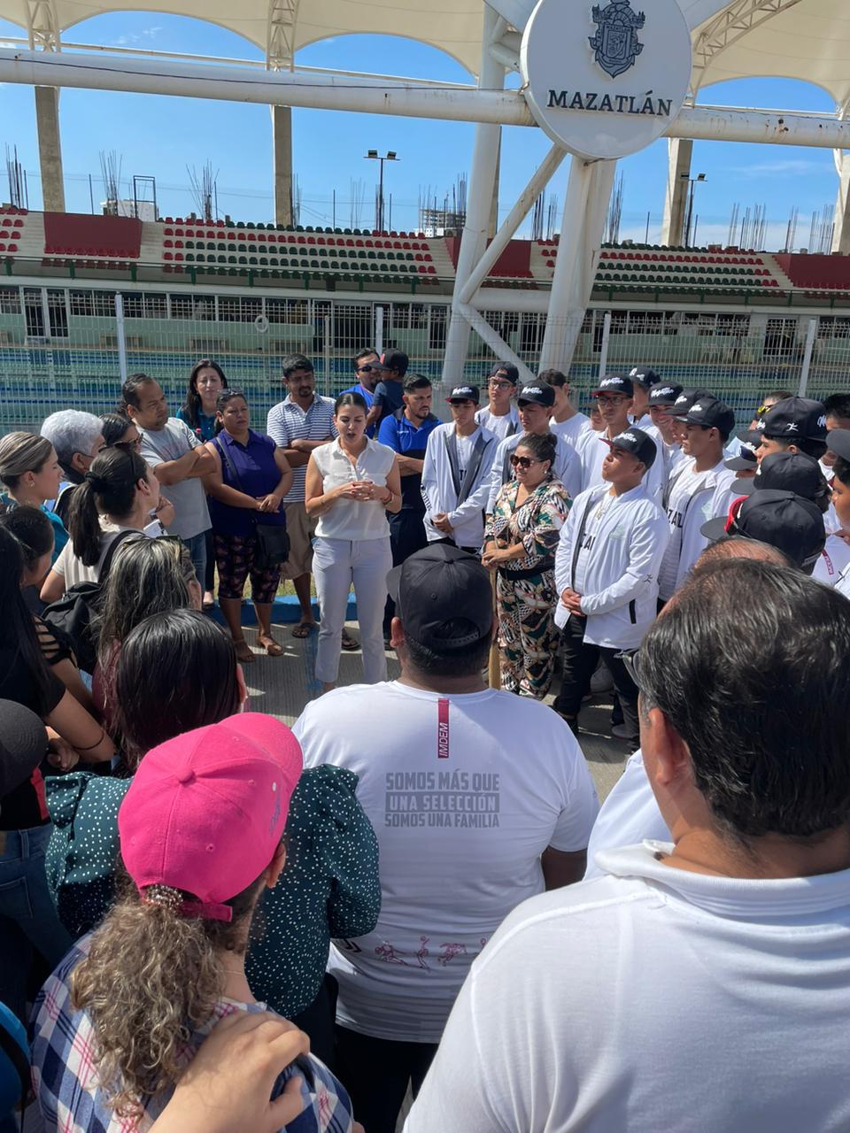 $!Llenas de ilusiones, parten delegaciones de softbol y voleibol de Mazatlán al estatal