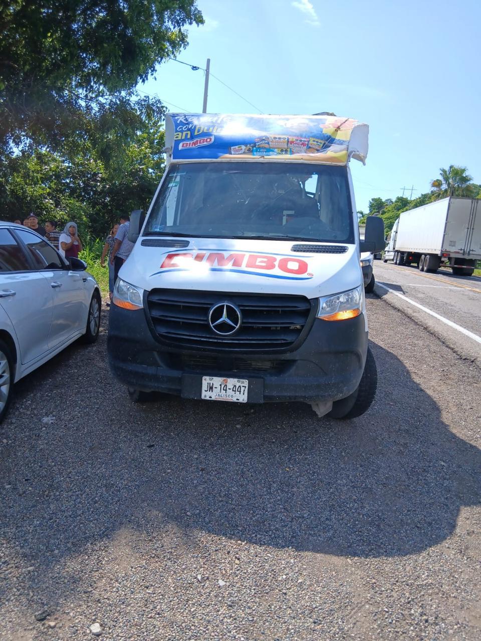$!Dos personas lesionadas y daños materiales deja carambola en carretera al sur de Escuinapa