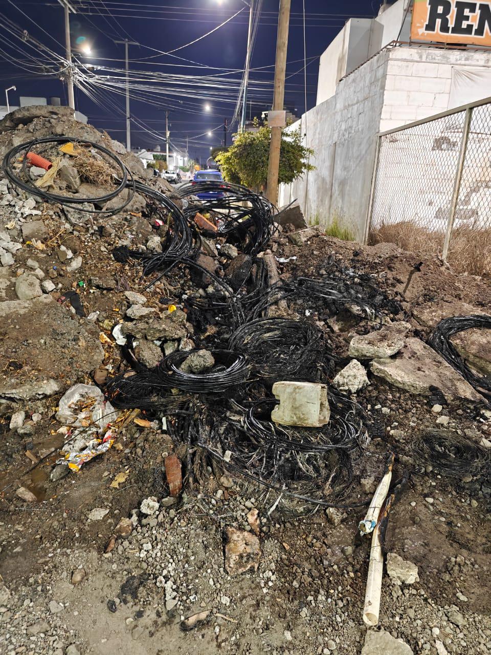 $!Aparte de que no concluyen la obra del puente, empresas no limpian sus desechos y los vándalos los queman
