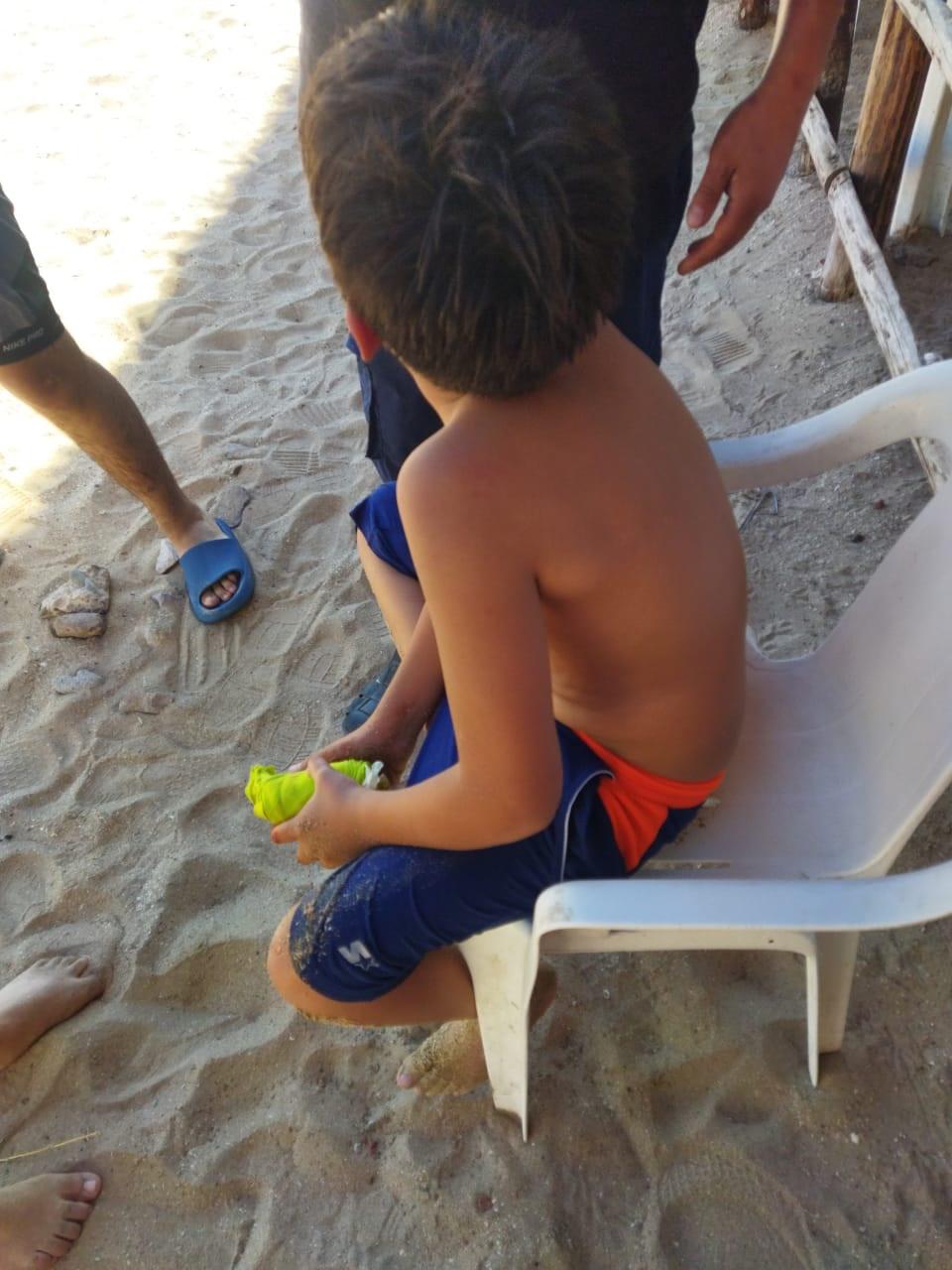 $!Policía Acuática rescata a dos adultos y a un menor del mar en Mazatlán