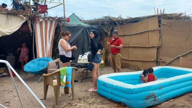 Algunos bañistas llevaron piscinas inflables para que los niños se puedan bañar.