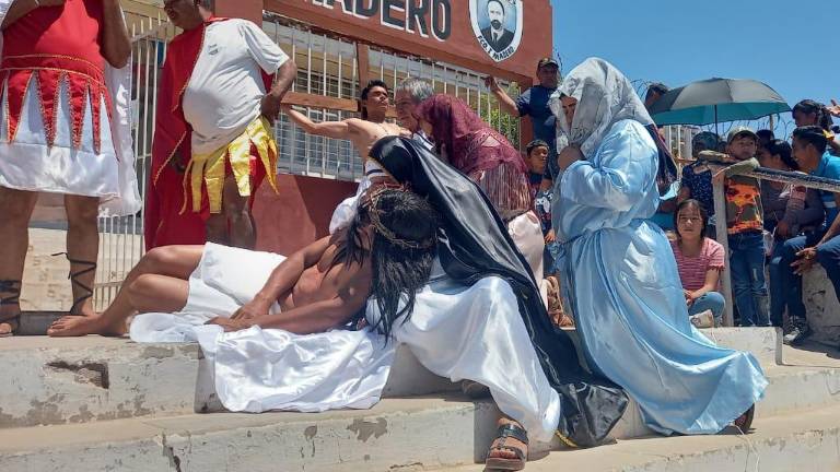 La escena de crucifixión culminó a las puertas de la primaria Antonio Rosales, en Escuinapa.