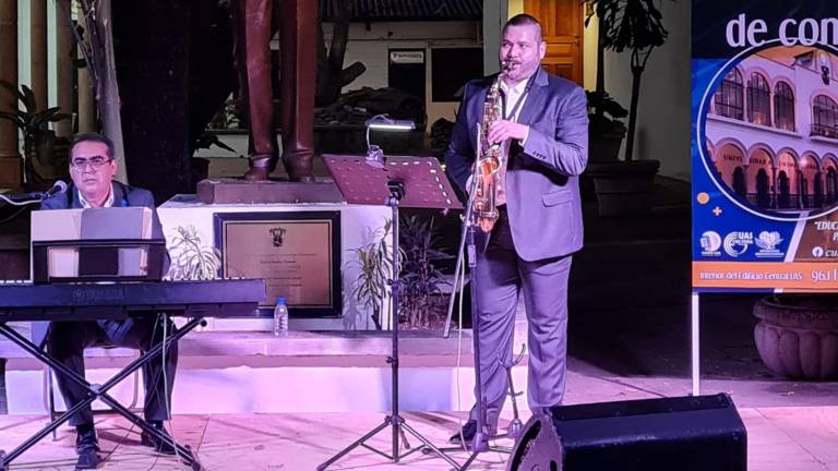 Los músicos Ramón Meza y Adrián Meza, que integran el dueto Café para dos, son primos hermanos, hijos de dos de los fundadores de una de las bandas con mayor trayectoria y tradición en Culiacán: la Banda Orquesta Hermanos Meza.