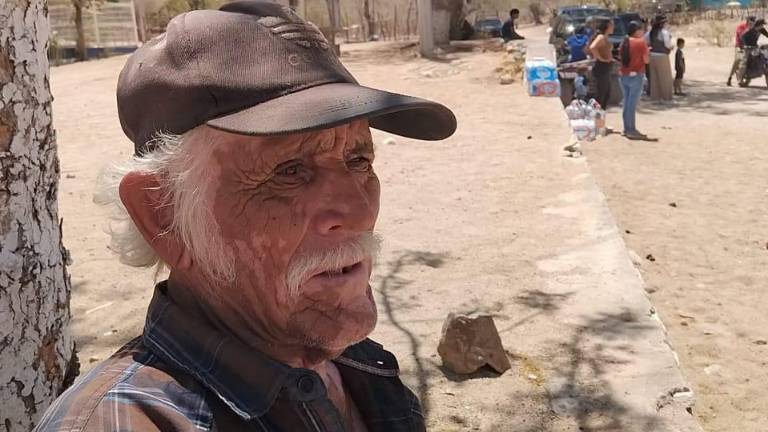Jesús Manuel Valenzuela, habitante de El Nacimiento, lamenta la escasez de agua en su comunidad y la falta de acceso a uno de los pocos pozos que aún tiene líquido.