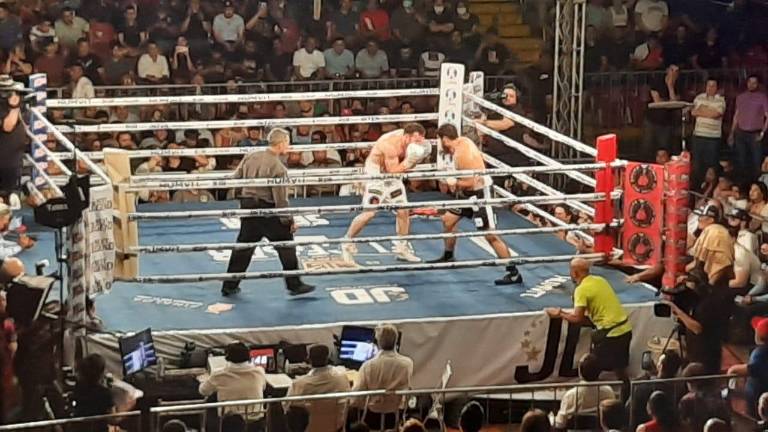 Rafael Ortiz castigó con duros golpes a Omar Chávez.