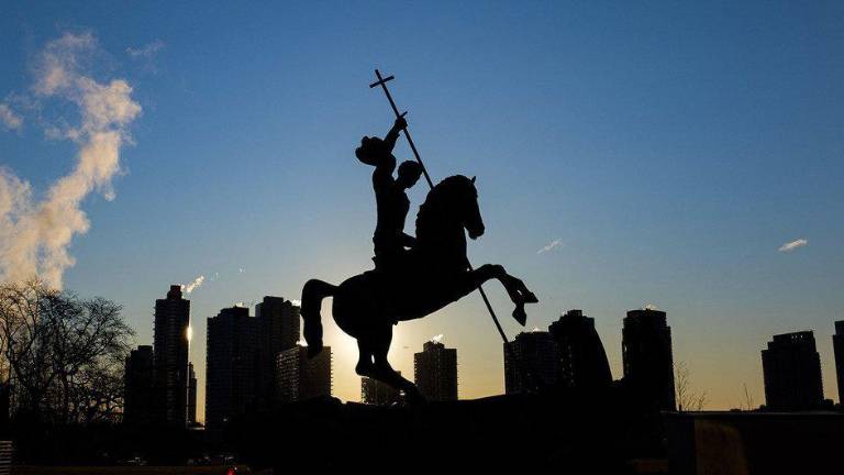 La escultura “El bien vence al mal”, situada en la sede de la ONU en Nueva York, con Long Island City, en Queens, de fondo.