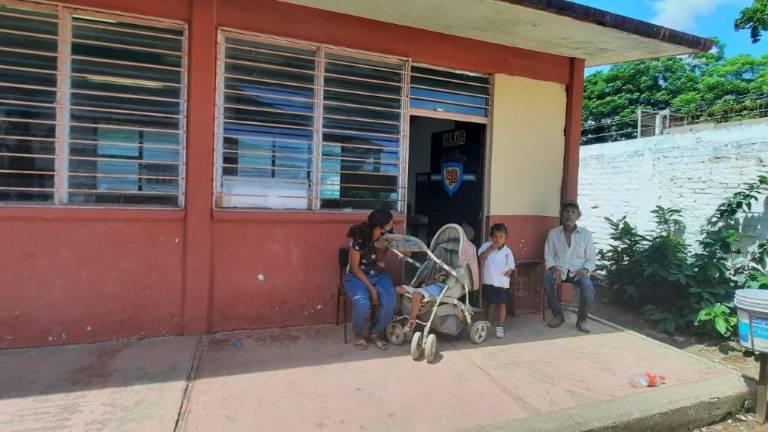 En Guasave, las personas afectadas por las lluvias se han refugiado en escuelas.