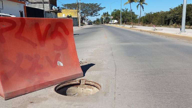Registro sin la tapa en la Avenida Circunvalación, en el Estero del Infiernillo.
