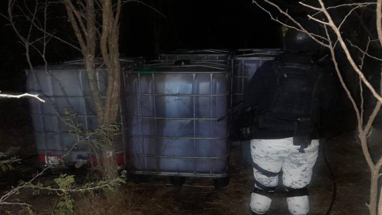 En el área del municipio de Degollado, Jalisco, localizaron cuatro contenedores cargados con hidrocarburo.