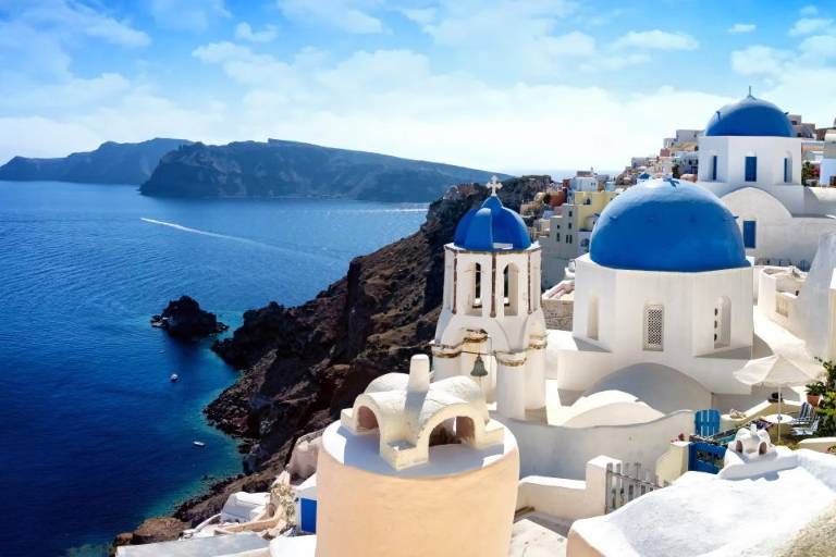 Por sismos, evacuan la isla griega de Santorini