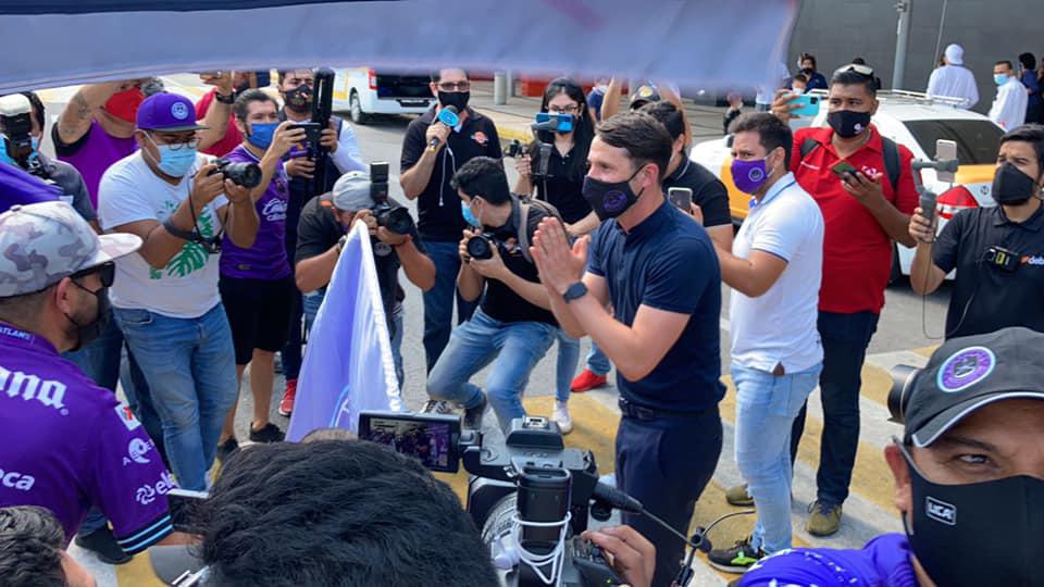 $!A ritmo de banda reciben a Beñat San José, nuevo DT del Mazatlán FC