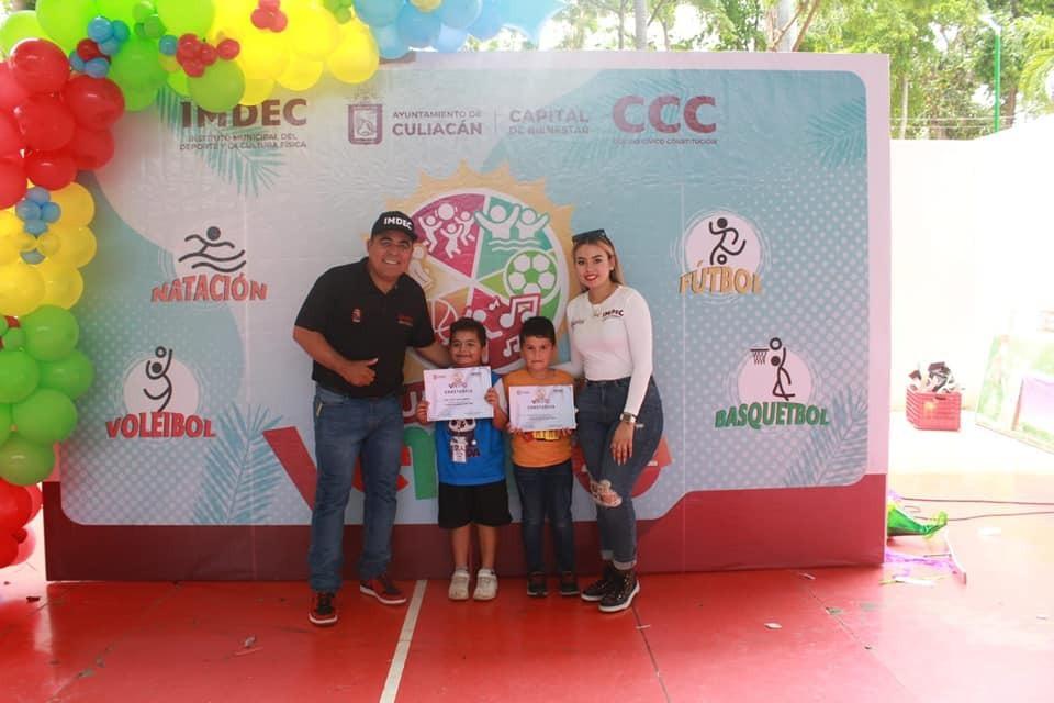 $!Los pequeños recibieron sus constancias de participación.