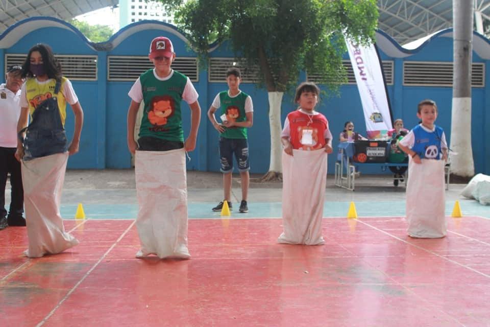 $!Los alumnos de cada uno de los equipos se la pasaron súper en la competencia de costales.