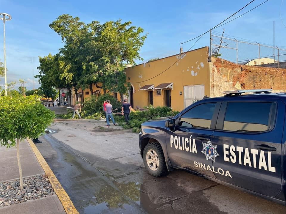 $!Deja destrozos en edificios y vialidades tormenta registrada la noche del jueves en Guasave y Guamúchil
