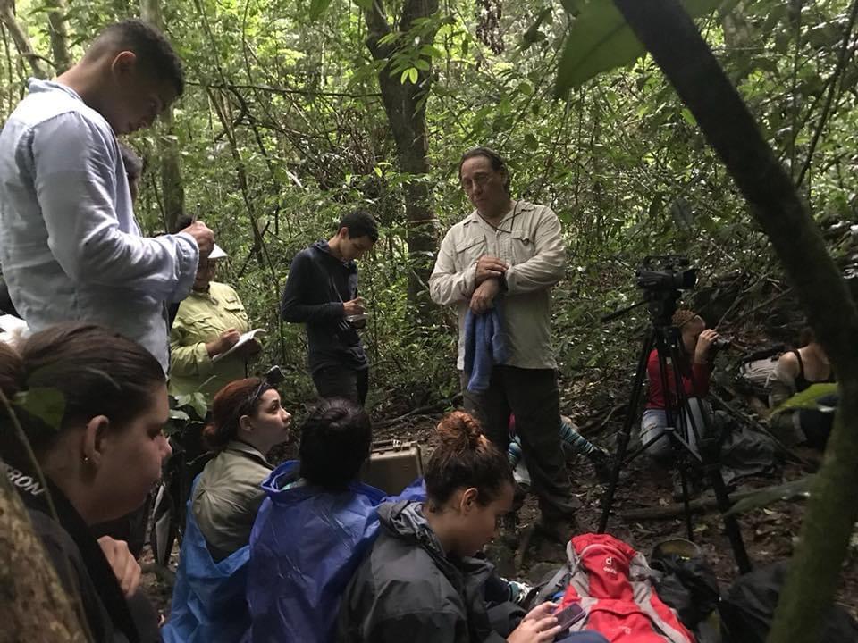 $!Rafael Joglar en el centro de la foto, de pie y rodeado por sus estudiantes del curso Historia Natural de Puerto Rico. Trabajan en un lugar conocido como la Cueva de los Culebrones en Arecibo, Puerto Rico.