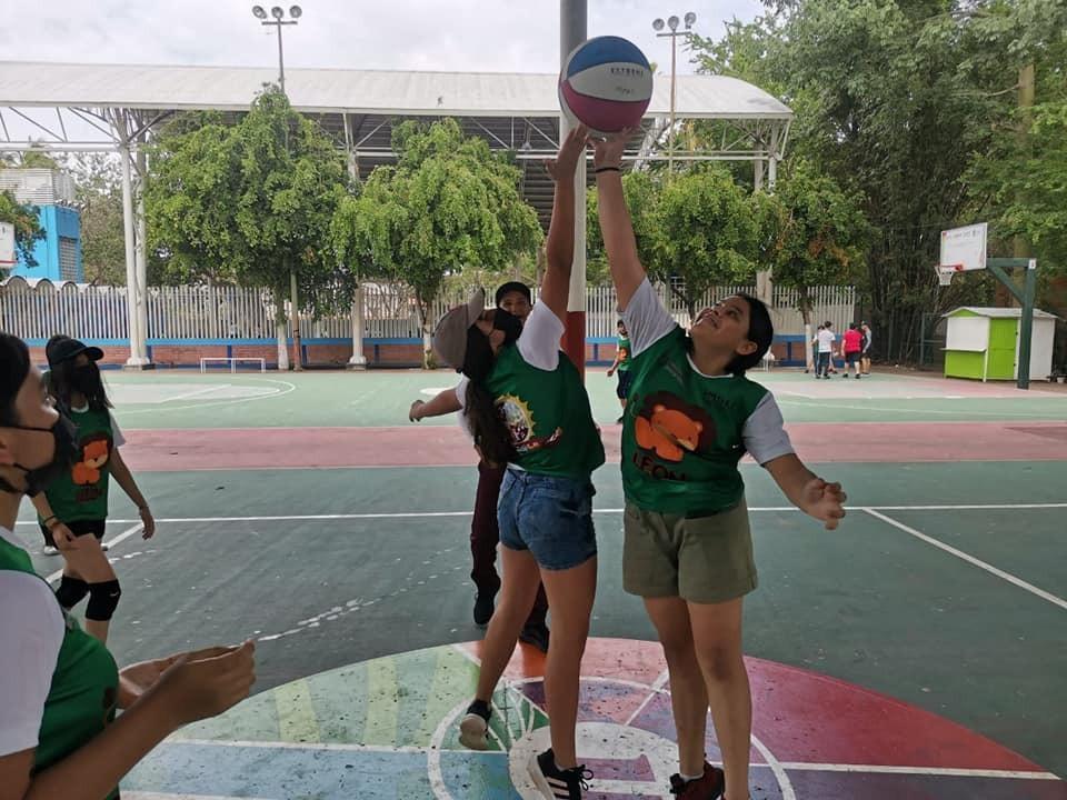 $!Las chavas de la categoría León durante el partido de basquetbol.