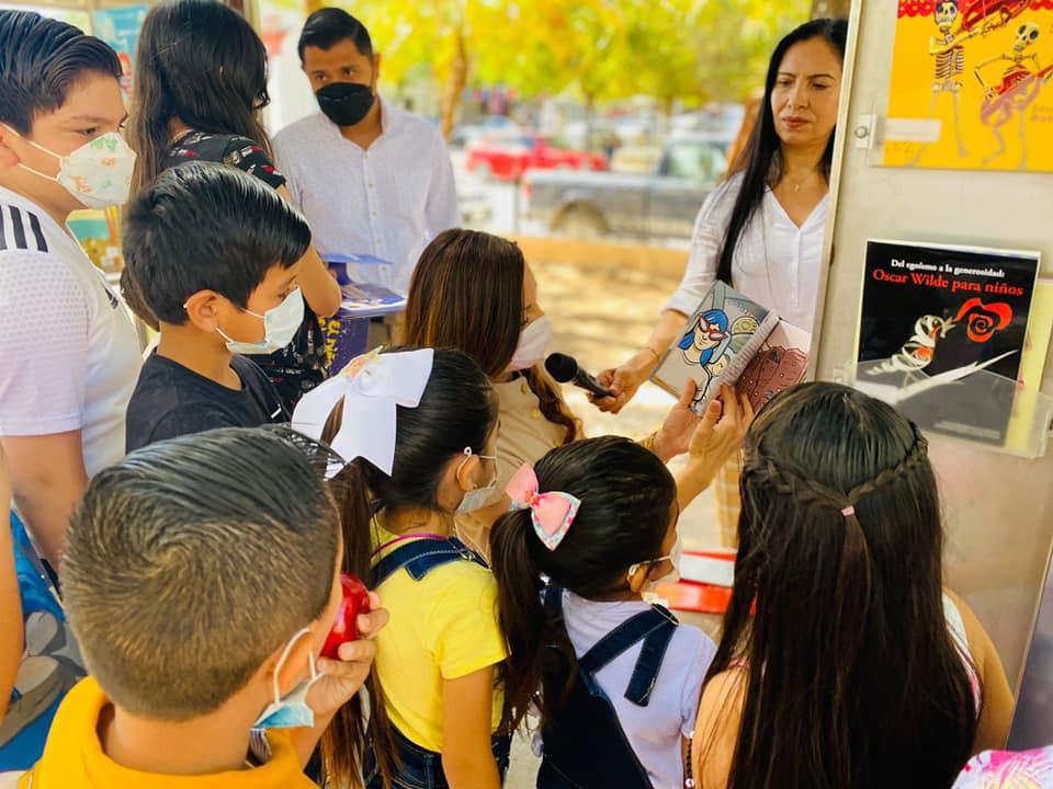 $!Los promotores de lectura, durante la actividad.