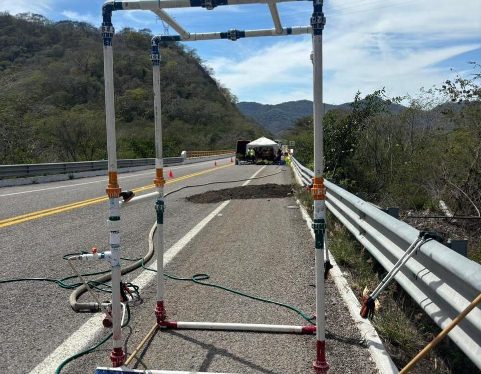 $!Continúa la circulación intermitente en la Durango-Mazatlán por volcadura de pipa