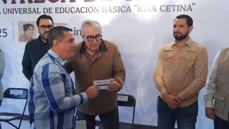Padres de familia de estudiantes de Secundaria acudieron a recoger la tarjeta de la beca Rita Centina.