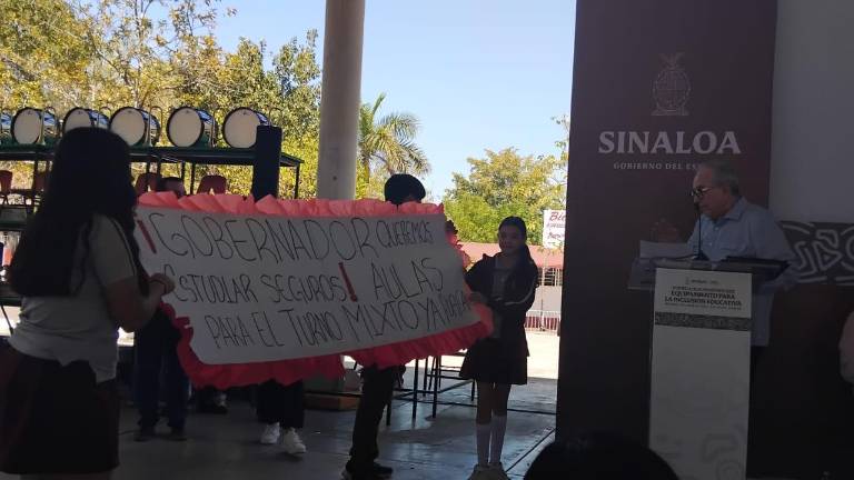 El reclamo ocurrió en un evento encabezado por el Gobernador y la Secretaria de Educación Pública de Sinaloa.