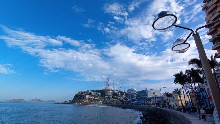 Aunque ya entró el otoño, en Sinaloa se esperan todavía días muy calurosos. Aquí, una mañana con calor desde Olas Altas, en Mazatlán.
