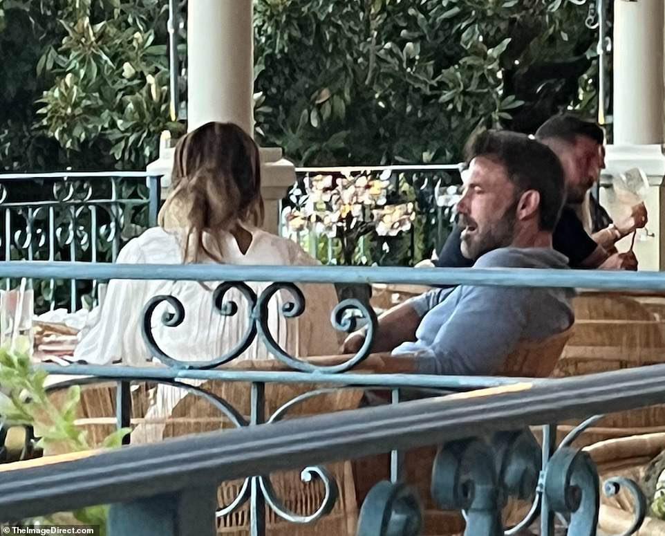 $!Una vez hospedados en el hotel la pareja disfruta de la cena.