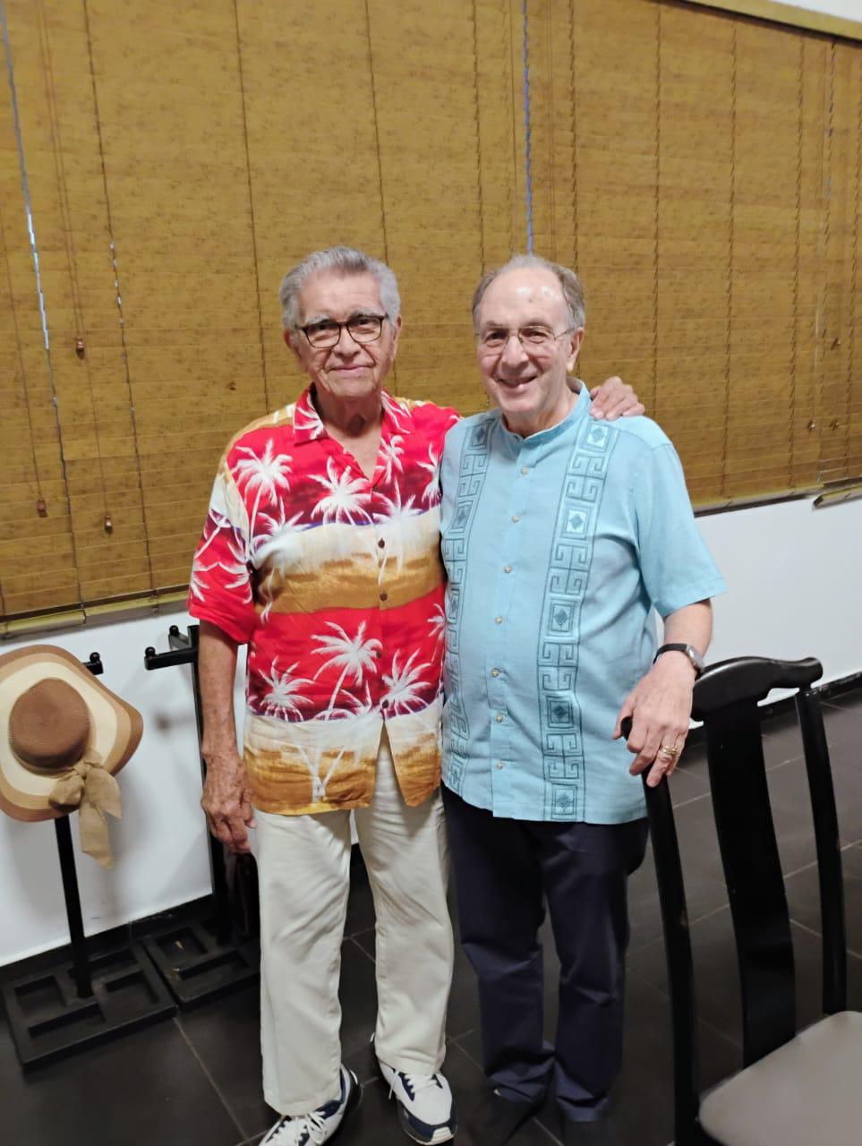 $!Eduardo Niebla Álvarez felicita al festejado.