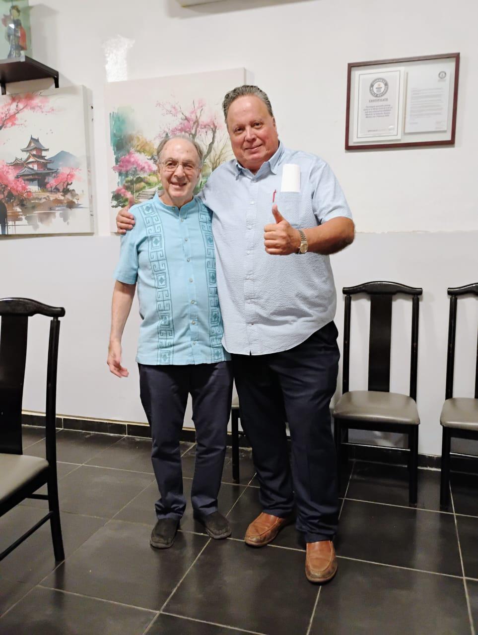 $!Jorge Julián Chávez le desea lo mejor al cumpleañero.