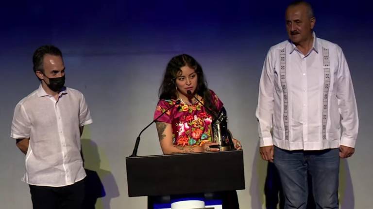 Clyo Mendoza durante la entrega del Premio Primera Novela 2022.