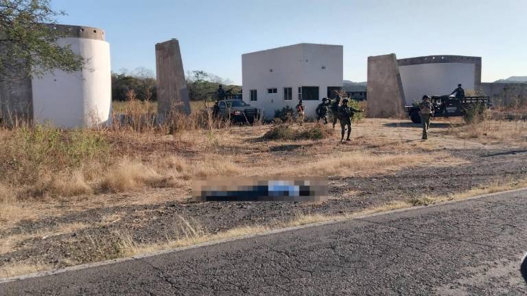 Un hombre fue encontrado asesinado a un costado de la carretera que conduce a Sanalona.