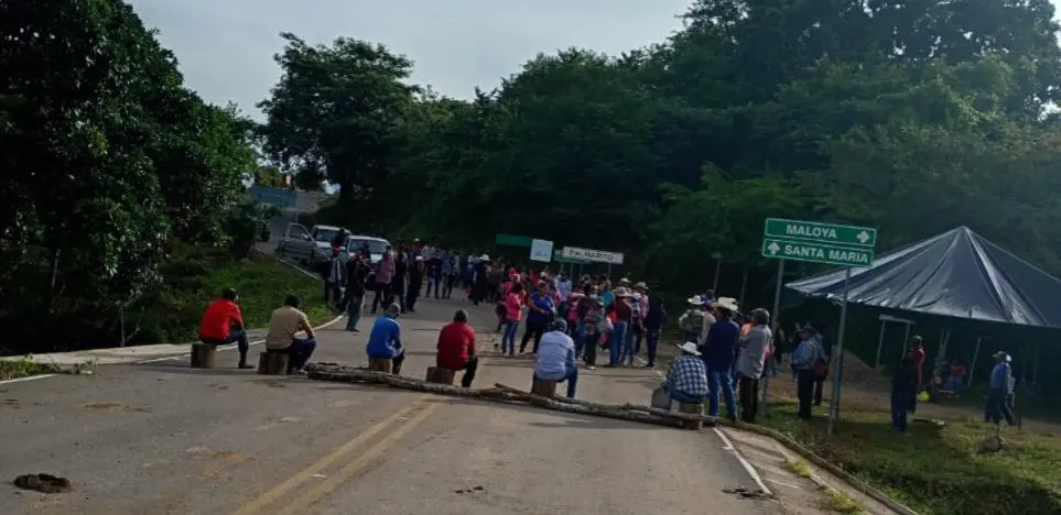 $!Vecinos de la sierra de Rosario bloquean carretera para demandar atención de las autoridades