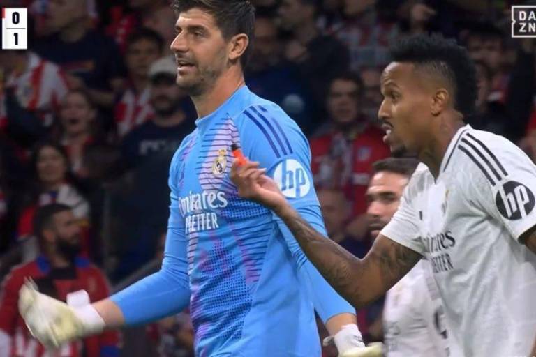 Detienen derbi madrileño tras lanzamiento de objetos