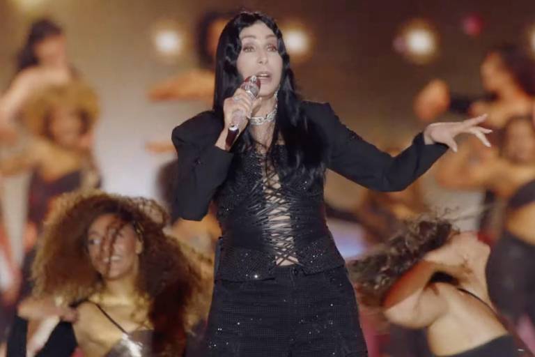 Impacta Cher en el desfile de Victoria’s Secret 2024