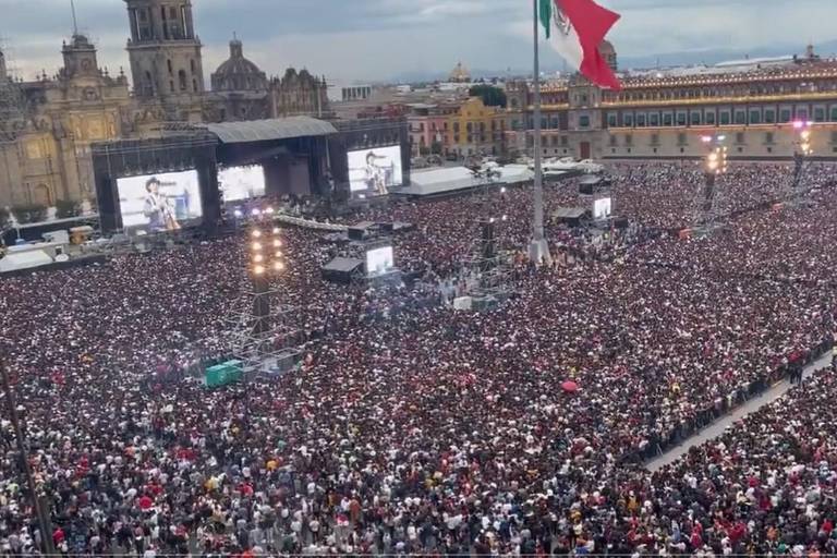 Miles de capitalinos disfrutan el concierto del Grupo Firme en el Zócalo