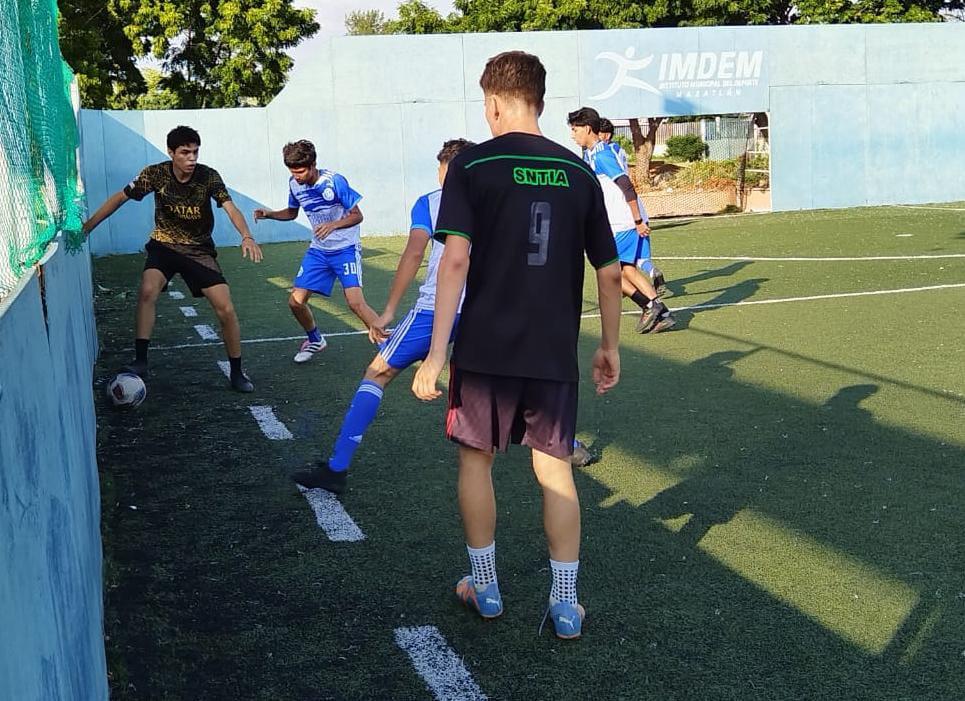 $!Prepa Vasconcelos se impone con autoridad a Colegio Remington, en la Liga Estudiantil