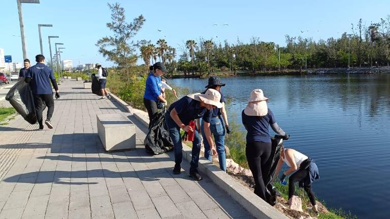 Participantes en la jornaa de limpieza retiraron basura de las orillas e interior de la Laguna El Camarón, hogar de aves, tortugas y otras especies silvestres.