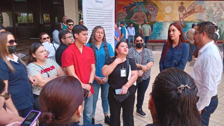 Los trabajadores dialogaron con el Secretario de Salud de Sinaloa, Cuitláhuac González Galindo.