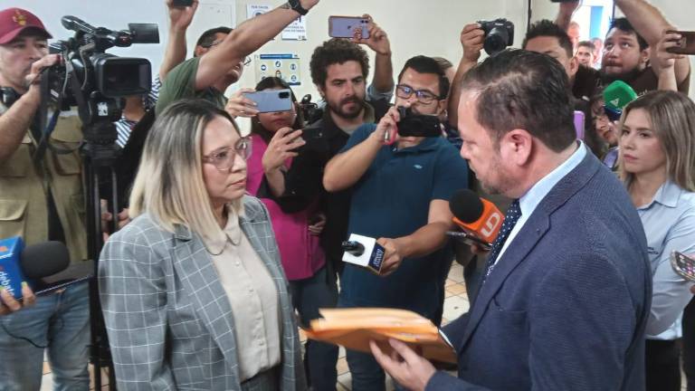 Denise Díaz Quiñónez acudió a la Torre Académica de la UAS alrededor de las 11:00 horas para formalizar su candidatura al máximo puesto ejecutivo de la Universidad.