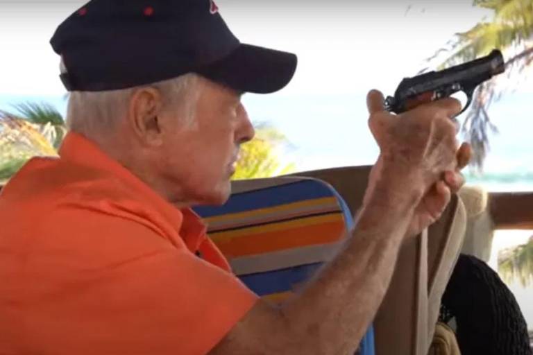 En plena entrevista, Andrés García saca arma y dispara a la playa