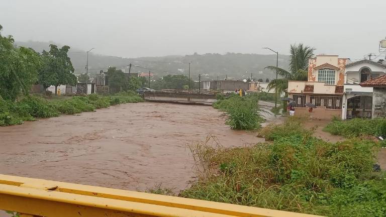 El arroyo Jabalines se desbordó a la altura del Infonavit La Foresta.