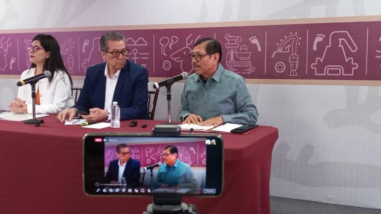 Conferencia de prensa de las autoridades de seguridad en Sinaloa.