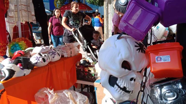 Los artículos más vendidos son máscaras, disfraces y dulceros.