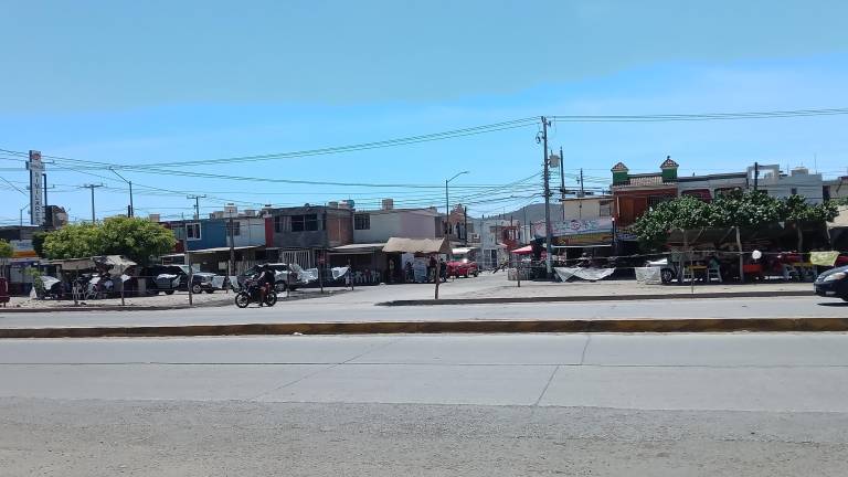 Vecinos de colonias y fraccionamientos aledaños a la Avenida Clouthier denuncian desabasto de agua potable.