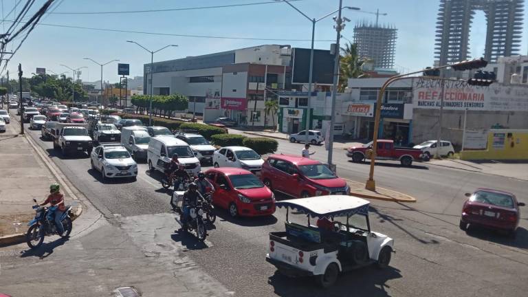 Tras el desfile de la Revolución Mexicana se registró un fuerte congestionamiento vial en Mazatlán.